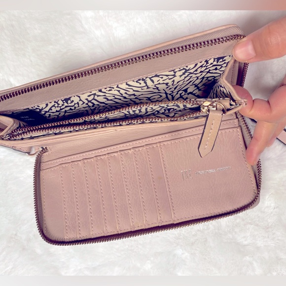 NWOT INC INTERNATIONAL CONCEPTS WOMEN’S WALLET WRISTLET - Picture 5 of 9